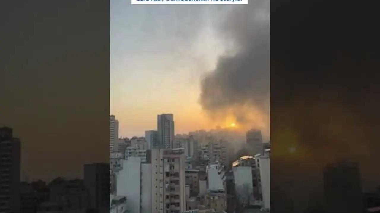 Columna densa de humo negro tras un bombardeo en el centro de Beirut, reflejo de la escalada de violencia en la ciudad<br>                        <br>                        <br>                        <br>                      