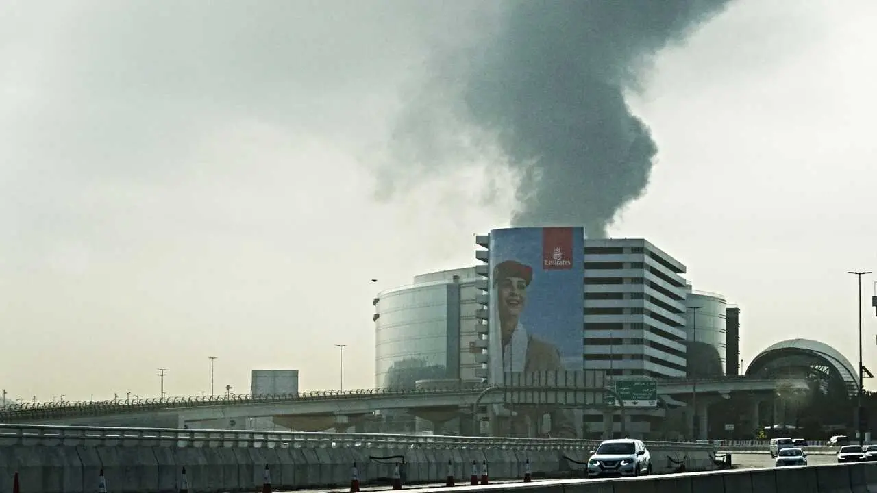 Un dron incendia Dub&aacute;i y golpea su gran blindaje econ&oacute;mico