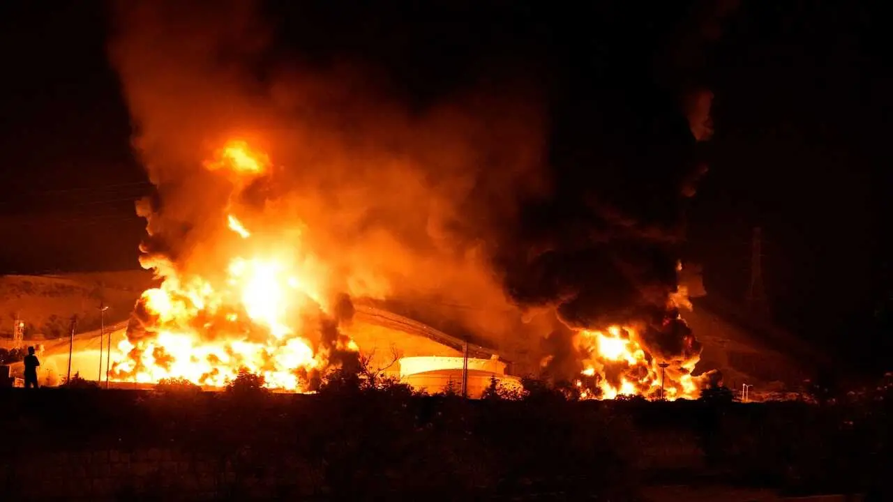 Teher&aacute;n denuncia &ldquo;ecocidio&rdquo; tras los bombardeos a dep&oacute;sitos de fuel