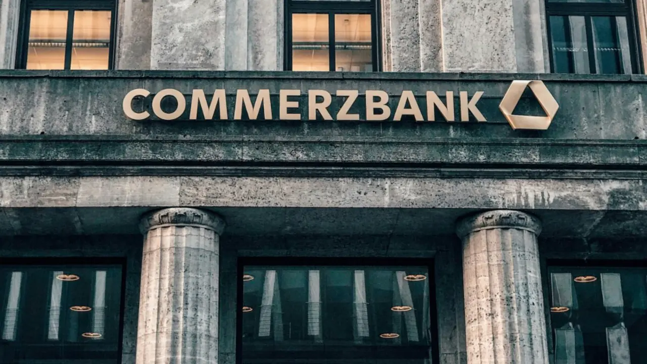 Commerzbank 

Foto de Jan Antonin Kolar en Unsplash