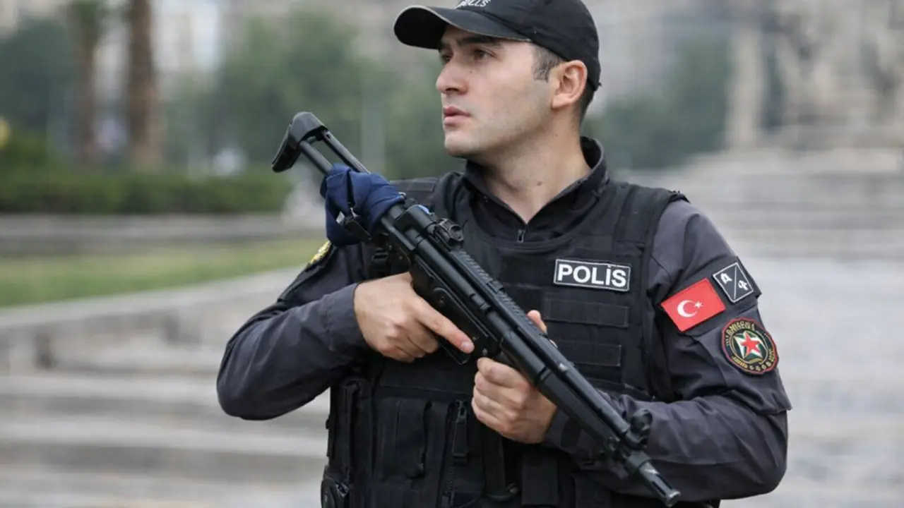 4 disparos bloquean la sede del Gobierno en Antalya