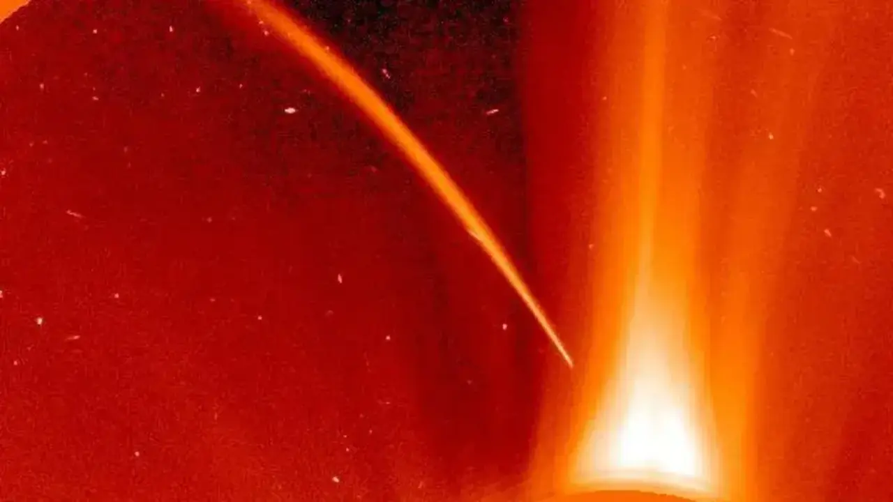 A Sun-grazing comet, as observed by SOHO. (Image Credit: ESA/NASA/SOHO)