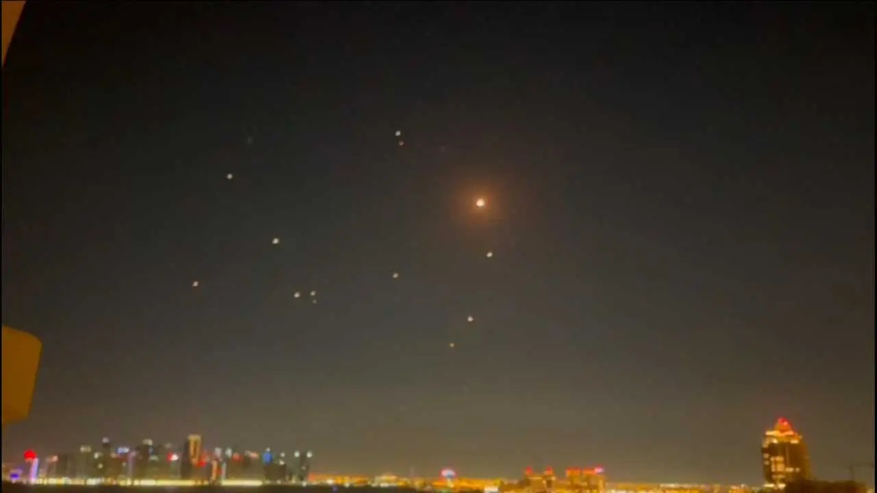 Qatar contiene un incendio tras interceptar 18 misiles iran&iacute;es
