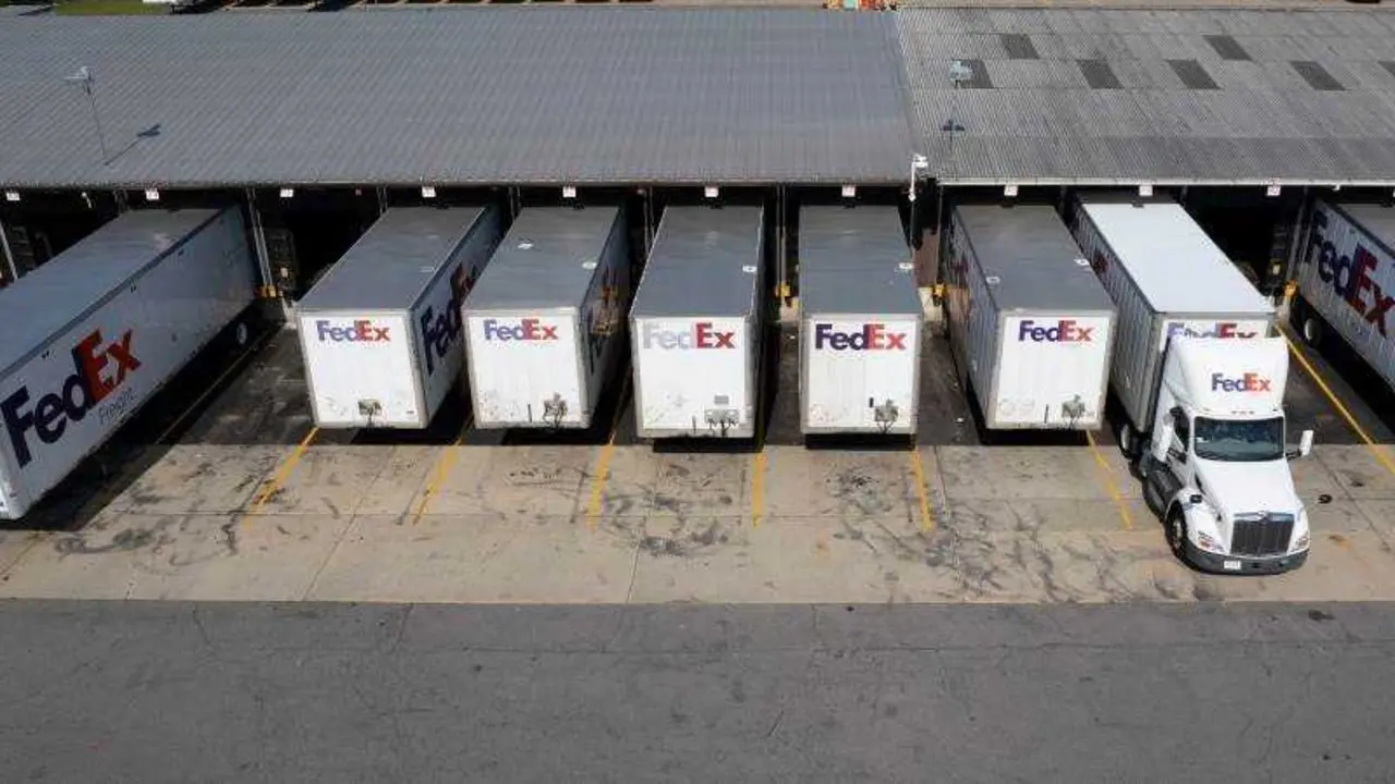Camiones FedEx en un muelle de carga, EPA/CJ GUNTHER