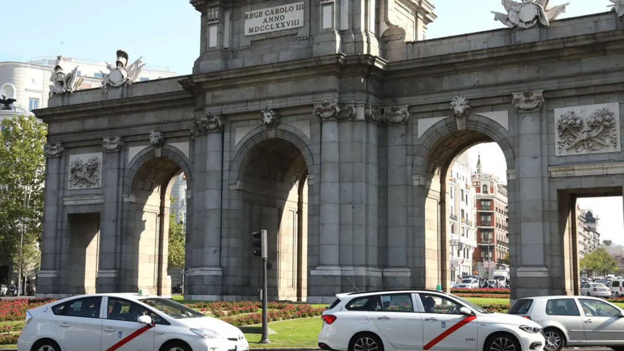 Dos taxis en la Puerta de Alcal&aacute;. Foto: Ayuntamiento de Madrid.