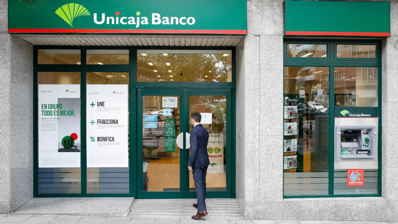oficina_exterior_unicaja_banco_cliente