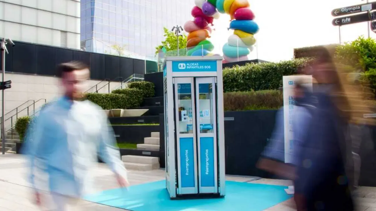 10 de abril. D&iacute;a de los Hermanos

 

La Ley de Protecci&oacute;n Jur&iacute;dica del Menor establece que los hermanos con una medida de protecci&oacute;n deben permanecer juntos siempre que esto no sea contrario a su inter&eacute;s superior. Esta disposici&oacute;n est&aacute; respaldada por la Convenci&oacute;n sobre los Derechos del Ni&ntilde;o y las Directrices de Naciones Unidas sobre las Modalidades Alternativas de Cuidado de los Ni&ntilde;os, que subrayan la importancia de evitar la separaci&oacute;n de hermanos y de garantizar su contacto cuando no sea posible la convivencia en un mismo entorno. Sin embargo, en la pr&aacute;ctica, m&uacute;ltiples factores dificultan la acogida conjunta de hermanos. Entre ellos, la falta de familias de acogida que puedan recibir a grupos de hermanos, la diferencia de edad entre ellos o la existencia de necesidades especiales.

 

As&iacute; lo asegura Aldeas Infantiles SOS en su informe Hermanos en acogimiento. Derecho a crecer siempre juntos, en el que analiza esta realidad y reivindica el importante papel que las relaciones fraternales desempe&ntilde;an en la recuperaci&oacute;n emocional de los ni&ntilde;os, ni&ntilde;as y adolescentes que pasan por procesos de acogimiento: &ldquo;En contextos de cambio y de incertidumbre, como la separaci&oacute;n de un ni&ntilde;o o ni&ntilde;a de sus padres, las relaciones entre hermanos proporcionan apoyo emocional, aportan sensaci&oacute;n de estabilidad y seguridad, y fortalecen el sentido de pertenencia e identidad&rdquo;.

 

Desde Aldeas tambi&eacute;n destacan que compartir la misma familia y haber vivido las mismas experiencias hace que la relaci&oacute;n entre estos hermanos sea &uacute;nica y les ayude a superar las dificultades vividas de forma compartida y a reconstruir su historia de forma m&aacute;s sana y resiliente.

 

Es el caso de Lourdes, una joven de 24 a&ntilde;os que creci&oacute; en Aldeas Infantiles SOS y comparte su testimonio en el informe: &ldquo;Mi hermana es la primera persona a la que recurro cuando tengo un problema y s&eacute; que es la primera que me va a ayudar. He aprendido de ella a ser fuerte ante las adversidades, a salir adelante. Siempre ha estado conmigo y forma parte de quien soy. No me imagino mi vida sin ella. Por eso creo que es fundamental que los hermanos y hermanas en acogimiento puedan crecer juntos. Porque est&aacute;n viviendo lo mismo que t&uacute;, te entienden como nadie, y tener a alguien con quien contar lo cambia todo&rdquo;.

 

Medidas para evitar la separaci&oacute;n

 

Desde la organizaci&oacute;n reclaman una serie de medidas concretas para garantizar que los hermanos permanezcan juntos, entre ellas, recursos financieros y humanos para facilitar el acogimiento de grupos de hermanos y hermanas, y para trabajar la relaci&oacute;n entre ellos durante el tiempo que dure la medida de protecci&oacute;n, lo que implica formar a los profesionales del cuidado.

 

Asimismo, es preciso tener en cuenta la opini&oacute;n de los hermanos al adoptar la forma m&aacute;s adecuada de acogimiento, en el marco de un proceso participativo, y garantizando su derecho a mantener el contacto en aquellos casos en que no puedan crecer juntos porque as&iacute; lo determine su inter&eacute;s superior.

 

Adem&aacute;s, es urgente desarrollar estad&iacute;sticas sobre los grupos de hermanos y hermanas en el sistema de protecci&oacute;n, que permitan abordar su situaci&oacute;n, as&iacute; como definir est&aacute;ndares unificados en todas las comunidades aut&oacute;nomas sobre las buenas pr&aacute;cticas para su acogida.

 

Una cabina telef&oacute;nica con un mensaje por escuchar

 

Este viernes, 10 de abril, D&iacute;a de los Hermanos, Aldeas Infantiles SOS saldr&aacute; a la calle en el marco de una acci&oacute;n que tendr&aacute; lugar en el centro de ocio Caleido (Madrid) y en la que, bajo el t&iacute;tulo #SiempreJuntos, invitar&aacute; a los viandantes a participar en una experiencia inmersiva para conectar con la realidad de los hermanos y hermanas en acogimiento que crecen separados.

 

Para ello, cuenta con la instalaci&oacute;n temporal de una cabina telef&oacute;nica tradicional, recuperada especialmente para esta ocasi&oacute;n, y en la que al descolgar el tel&eacute;fono se escucha la voz de una ni&ntilde;a que representa a los ni&ntilde;os, ni&ntilde;as y adolescentes en acogida que est&aacute;n separados de sus hermanos y que comparte este mensaje: 

&ldquo;Hola, me llamo Luc&iacute;a y vivo en acogimiento porque ahora mis padres no pueden cuidar de m&iacute;. Muchos ni&ntilde;os y ni&ntilde;as como yo tambi&eacute;n estamos separados de nuestros hermanos y so&ntilde;amos con volver a estar unidos. Por eso, en Aldeas Infantiles SOS trabajan para que podamos seguir siempre juntos y no nos separen nunca. &iexcl;Ay&uacute;danos a que nuestro mensaje no se quede sin respuesta!&rdquo;

En el &uacute;ltimo a&ntilde;o, Aldeas Infantiles SOS ofreci&oacute; un entorno familiar protector a 1.430 ni&ntilde;os, ni&ntilde;as y adolescentes que han perdido el cuidado parental, garantizando que los hermanos puedan crecer juntos.

 

Sobre Aldeas Infantiles SOS

Aldeas Infantiles SOS est&aacute; presente en Espa&ntilde;a desde 1967. Forma parte de una Federaci&oacute;n Internacional con presencia en m&aacute;s de 130 pa&iacute;ses (SOS Children&rsquo;s Villages). Las asociaciones miembro tienen car&aacute;cter aut&oacute;nomo e independiente, funcionan de acuerdo con sus propios estatutos y la legislaci&oacute;n de su pa&iacute;s. En 2016 fue galardonada con el Premio Princesa de Asturias de la Concordia. Su misi&oacute;n es atender a ni&ntilde;os, ni&ntilde;as y j&oacute;venes que se encuentran en situaci&oacute;n de vulnerabilidad, impulsando su desarrollo y autonom&iacute;a mediante el acogimiento en entornos familiares protectores y el fortalecimiento de sus redes familiares, sociales y comunitarias. Trabaja para fortalecer a las familias vulnerables, de modo que puedan atender adecuadamente a sus hijos; protege a los ni&ntilde;os y ni&ntilde;as que se han visto privados del cuidado parental, a los que brinda un entorno familiar protector en el que puedan crecer sinti&eacute;ndose queridos y respetados, y acompa&ntilde;a a los j&oacute;venes en su proceso de maduraci&oacute;n e independencia. Aldeas Infantiles SOS impulsa el buen trato a la infancia y a la juventud a trav&eacute;s de su Pol&iacute;tica de Protecci&oacute;n Infantil y Juvenil, implic&aacute;ndose en la promoci&oacute;n de una organizaci&oacute;n segura, condenando en&eacute;rgicamente cualquier caso de desprotecci&oacute;n y dando una respuesta dentro de su &aacute;mbito de actuaci&oacute;n y esfera de influencia. M&aacute;s informaci&oacute;n en www.aldeasinfantiles.es.

 

Para m&aacute;s informaci&oacute;n:

M&oacute;nica Revilla: Tel. 650 476 552 // mrevilla@aldeasinfantiles.es

Arantxa Sanz: Tel. 689 897 430 // arsanz@aldeasinfantiles.es

&Aacute;ngel Mart&iacute;nez: Tel. 608 406 786 // almartinez@aldeasinfantiles.es