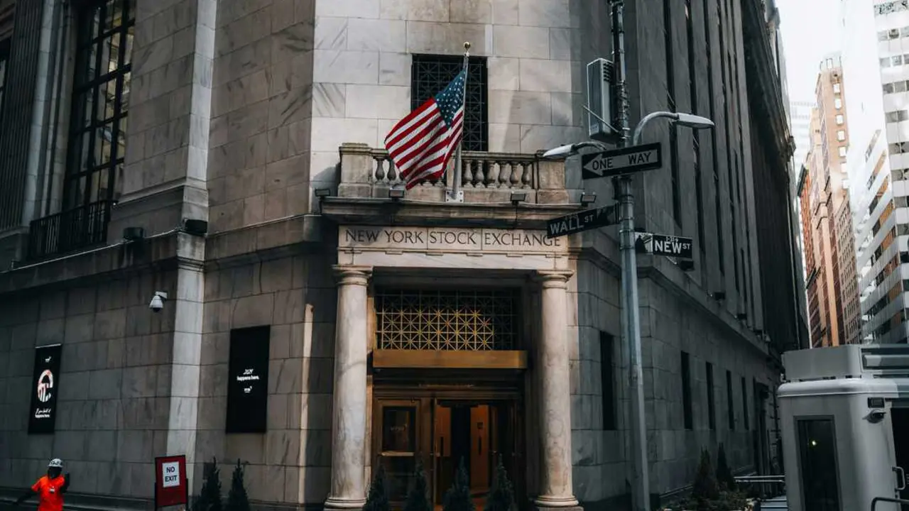 Wall Street

Foto de Istv&aacute;n Szit&aacute;s en Unsplash