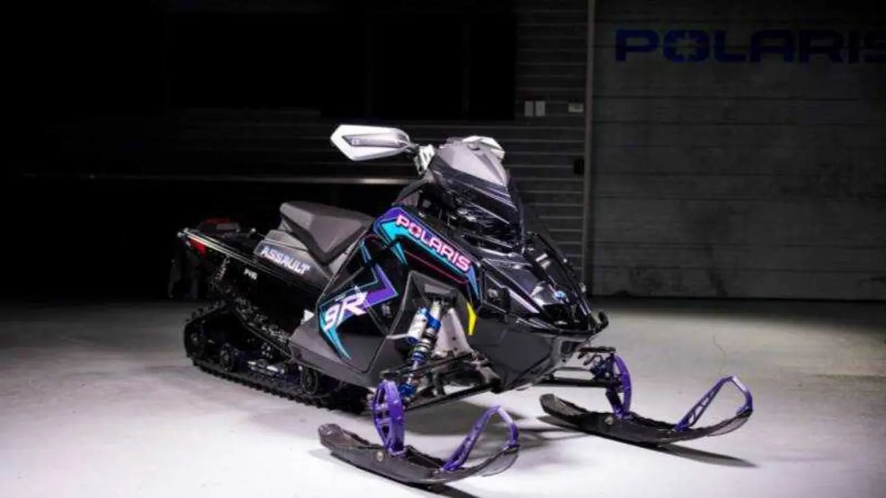 Moto de nieve fabricada por Polaris