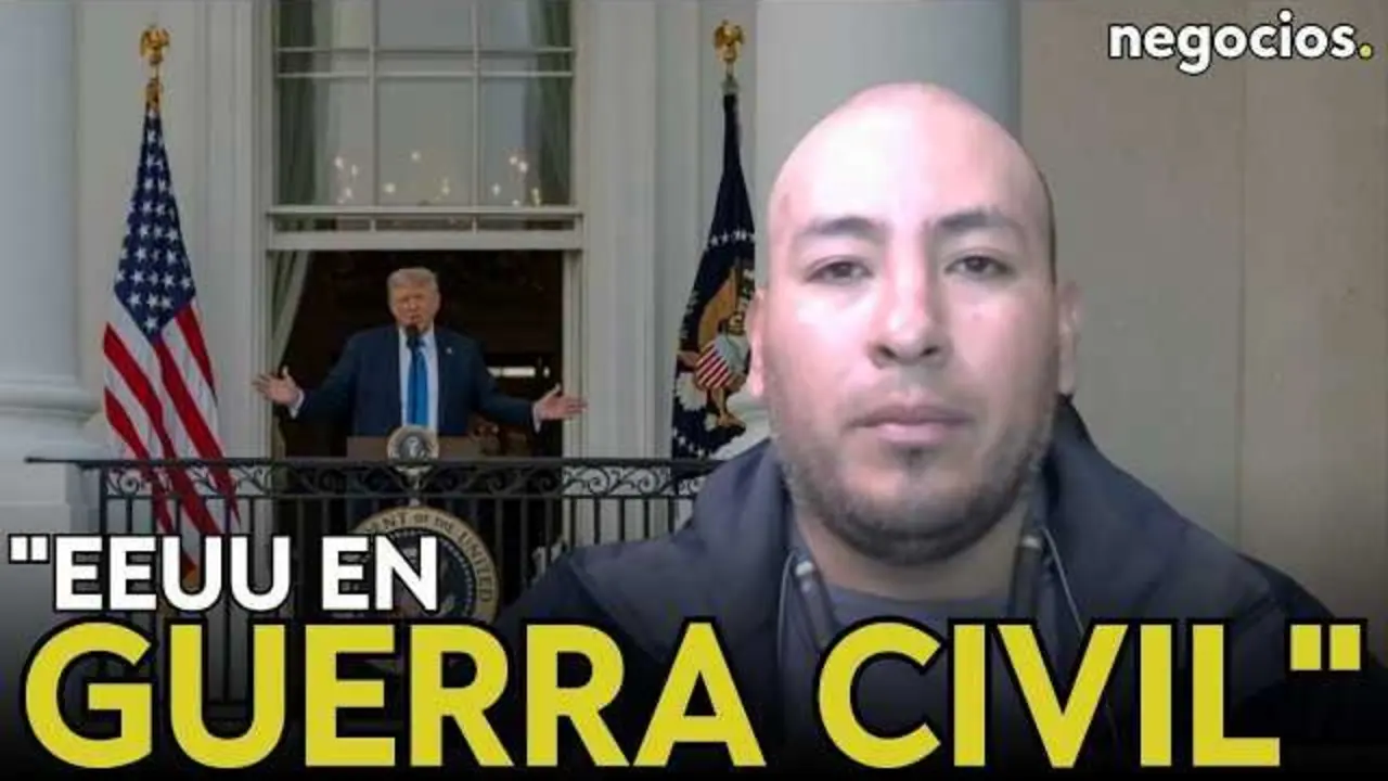 Fotograf&iacute;a de Donald Trump acompa&ntilde;ado de analistas, con el t&iacute;tulo del v&iacute;deo 'EEUU est&aacute; viviendo una guerra civil de naturaleza h&iacute;brida, por eso los ataques a Trump'.<br>                        <br>                        <br>                        <br>                      