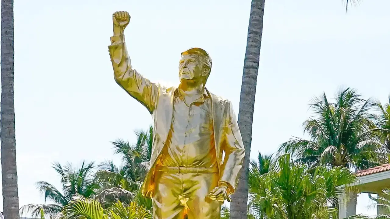 La estatua de oro de Trump.