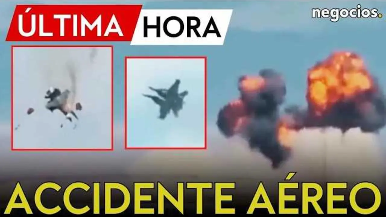 Imagen del incidente ocurrido en el espect&aacute;culo a&eacute;reo Gunfighter Skies, mostrando el humo elevado tras la colisi&oacute;n de dos cazas EA-18G Growler.<br>                        <br>                        <br>                        <br>                      