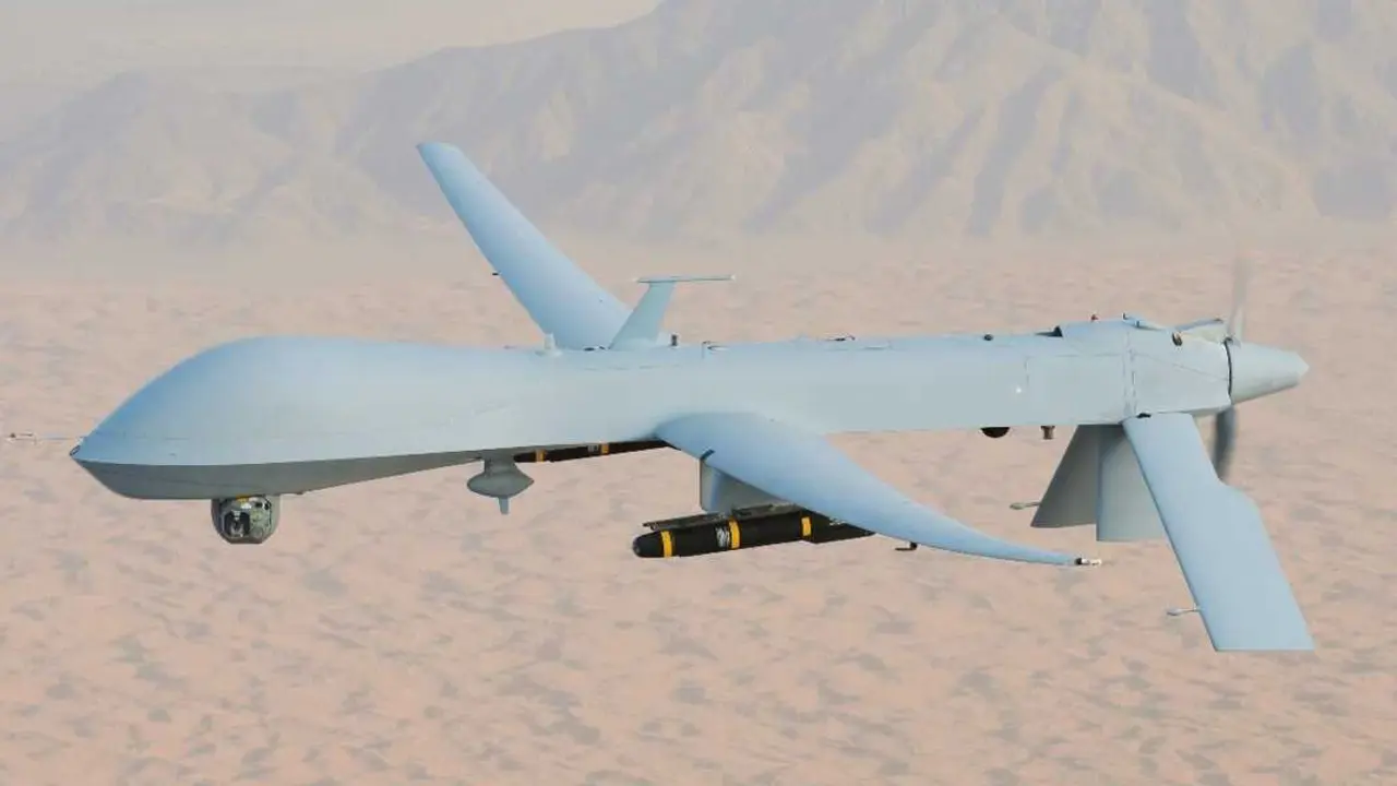 MQ-1_Predator,_armed_with_AGM-114_Hellfire_missiles