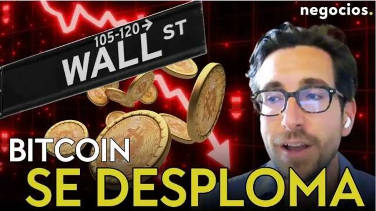 Gr&aacute;fico del precio de Bitcoin en ca&iacute;da con el logo de MicroStrategy en primer plano y fondo de Wall Street.<br>                        <br>                        <br>                        <br>                      