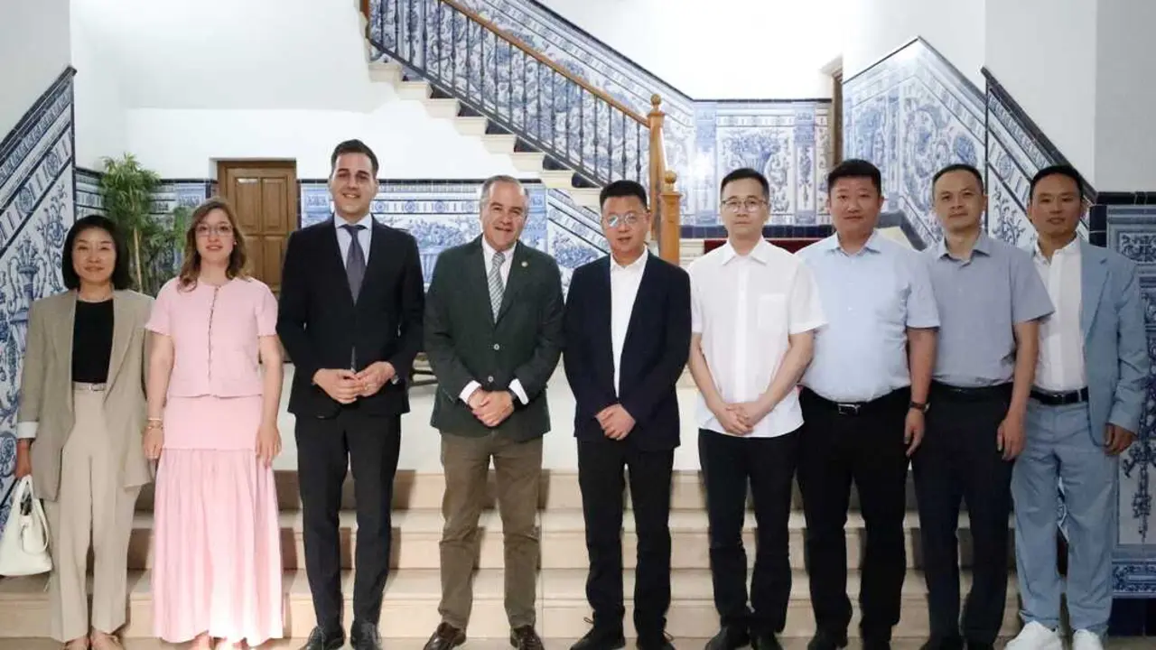 9204 El alcalde de Talavera - José Julián Gregorio - recibe a la delegación china de Xinjin - Chengdu - Sichuan - He Enhong - vicealcalde