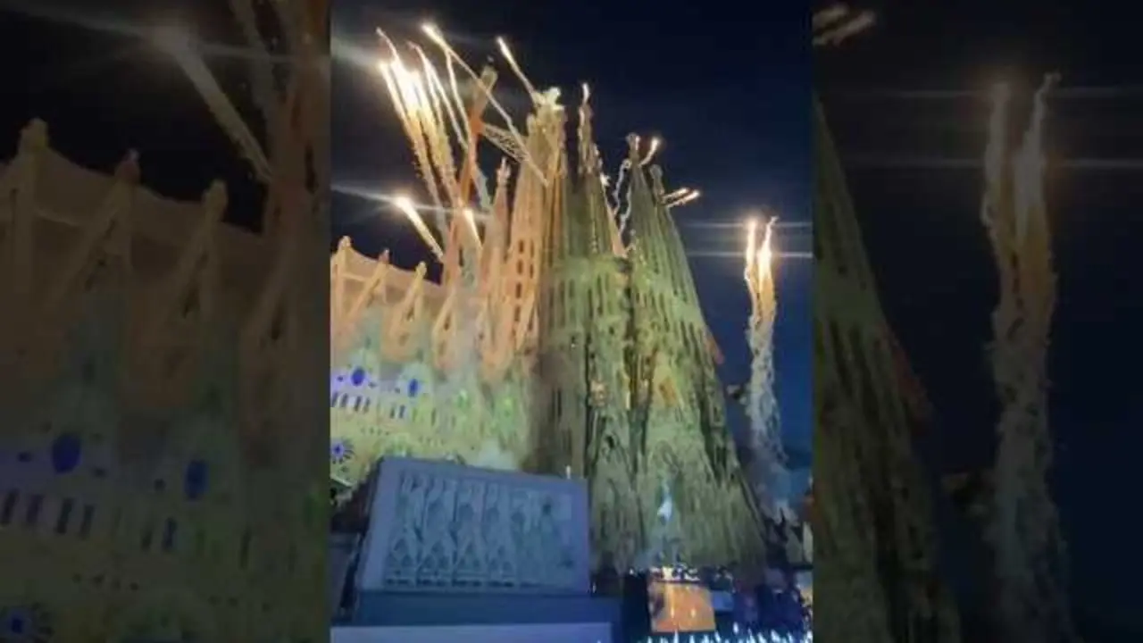 La &uacute;ltima torre de la Sagrada Familia iluminada en la noche con fuegos artificiales, destacando su arquitectura &uacute;nica<br>                        <br>                        <br>                        <br>                      