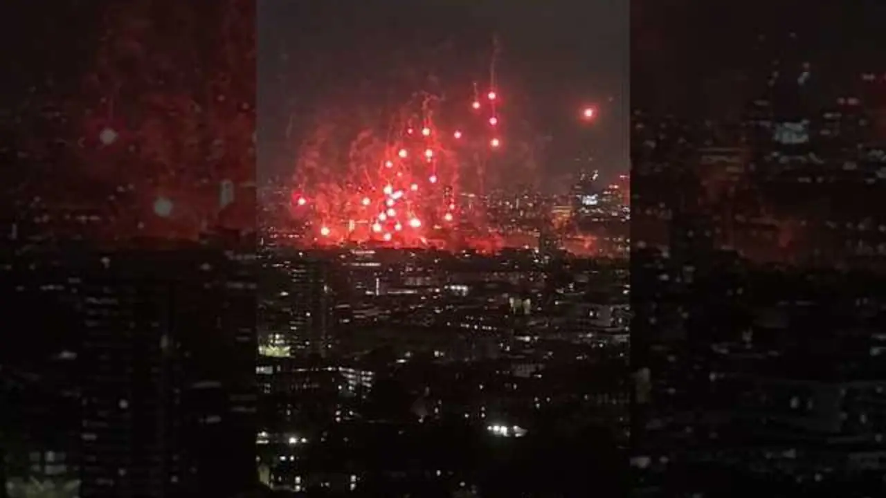 Captura de pantalla del v&iacute;deo donde se observan las bengalas rojas lanzadas sobre la ciudad de Londres.<br>                        <br>                        <br>                        <br>                      