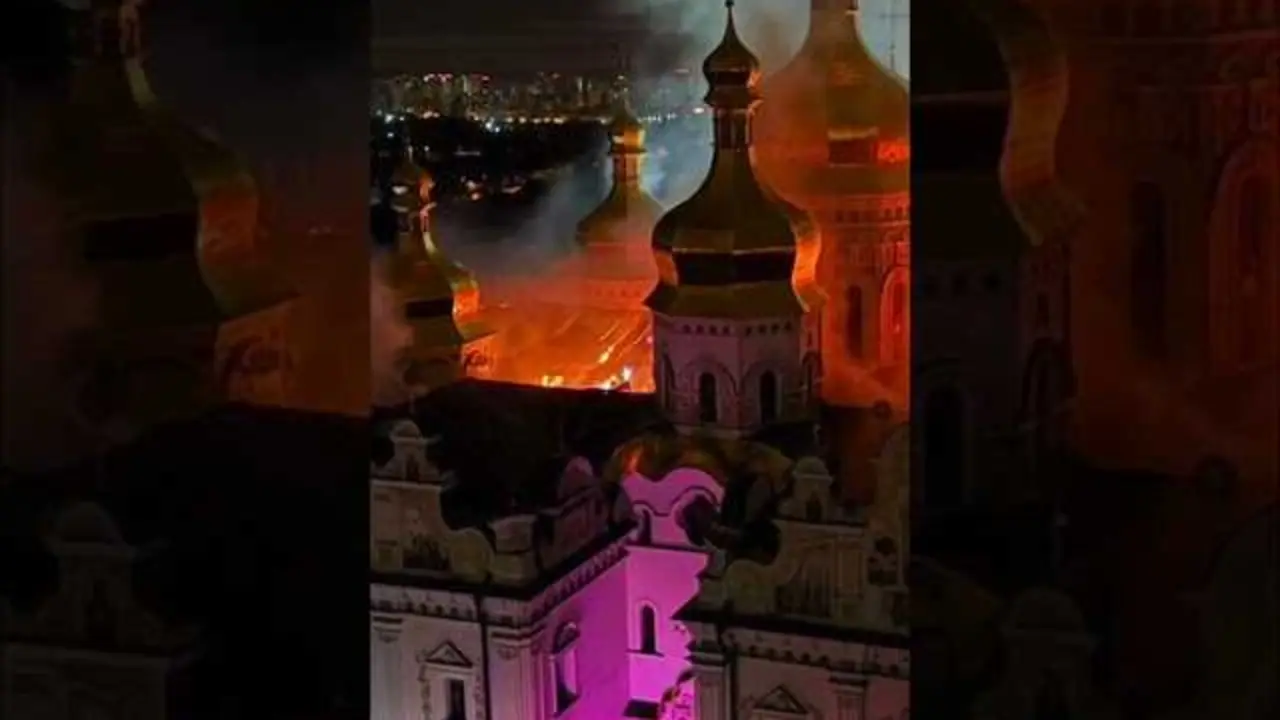 Imagen del incendio en el monasterio patrimonial tras el ataque ruso, mostrando extensas llamas y humo elev&aacute;ndose al cielo.<br>                        <br>                        <br>                        <br>                      