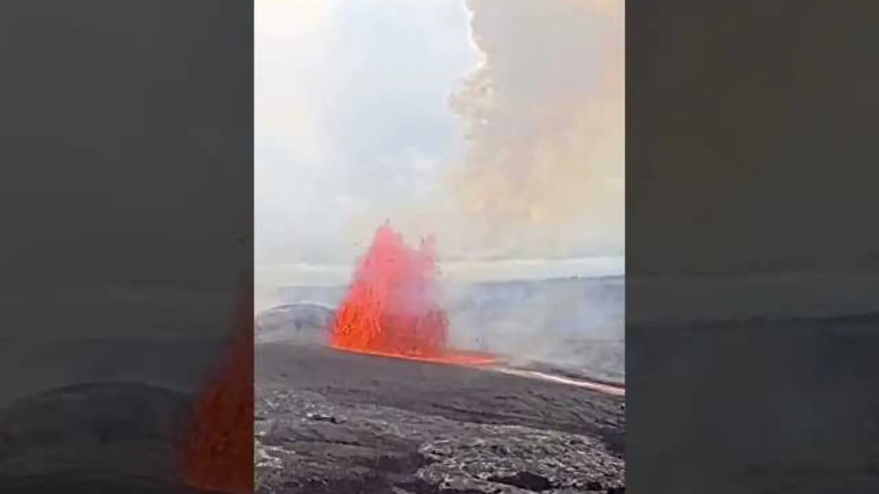 Imagen del volc&aacute;n Kilauea en erupci&oacute;n con un torbellino formado cerca durante el evento.<br>                        <br>                        <br>                        <br>                      