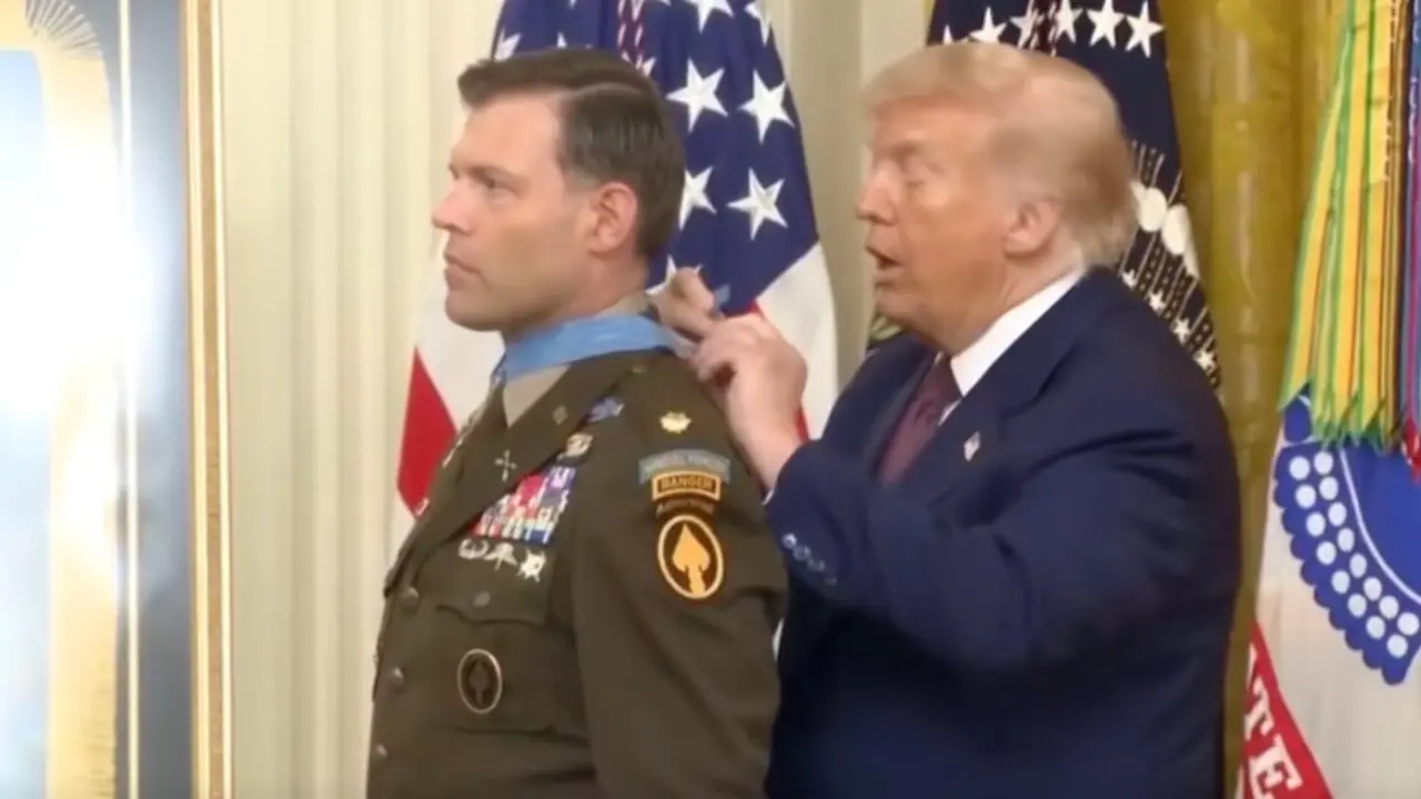 Trump entregando la medalla al militar.