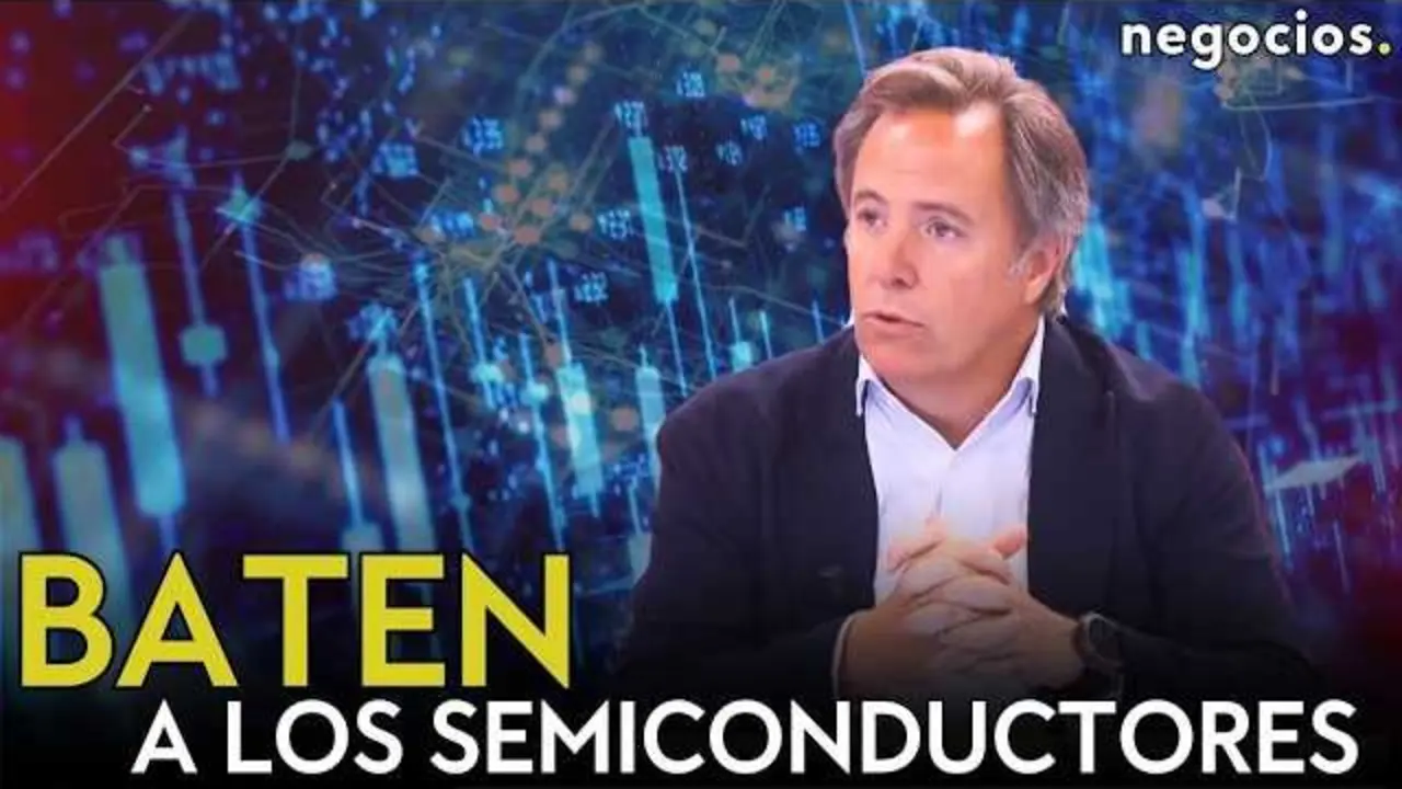 Antonio Royo-Villanova explicando estrategias de inversi&oacute;n desde un estudio de Negocios TV, con gr&aacute;ficos del S&P 500 en pantalla.<br>                        <br>                        <br>                        <br>                      