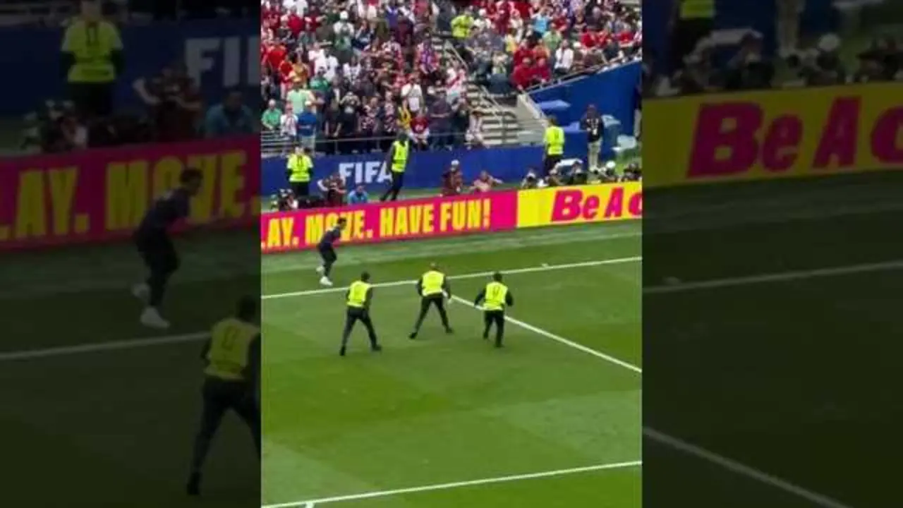 Captura del v&iacute;deo donde se muestra el instante del infiltrado saltando al campo durante el partido entre B&eacute;lgica y Senegal en el Mundial 2026.<br>                        <br>                        <br>                        <br>                      