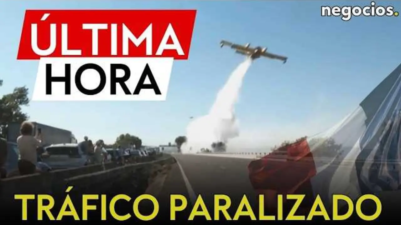 Imagen a&eacute;rea de la autopista A9 cerca de B&eacute;ziers, Francia, mostrando columnas de humo denso a causa del incendio que ha cerrado la v&iacute;a.<br>                        <br>                        <br>                        <br>                      