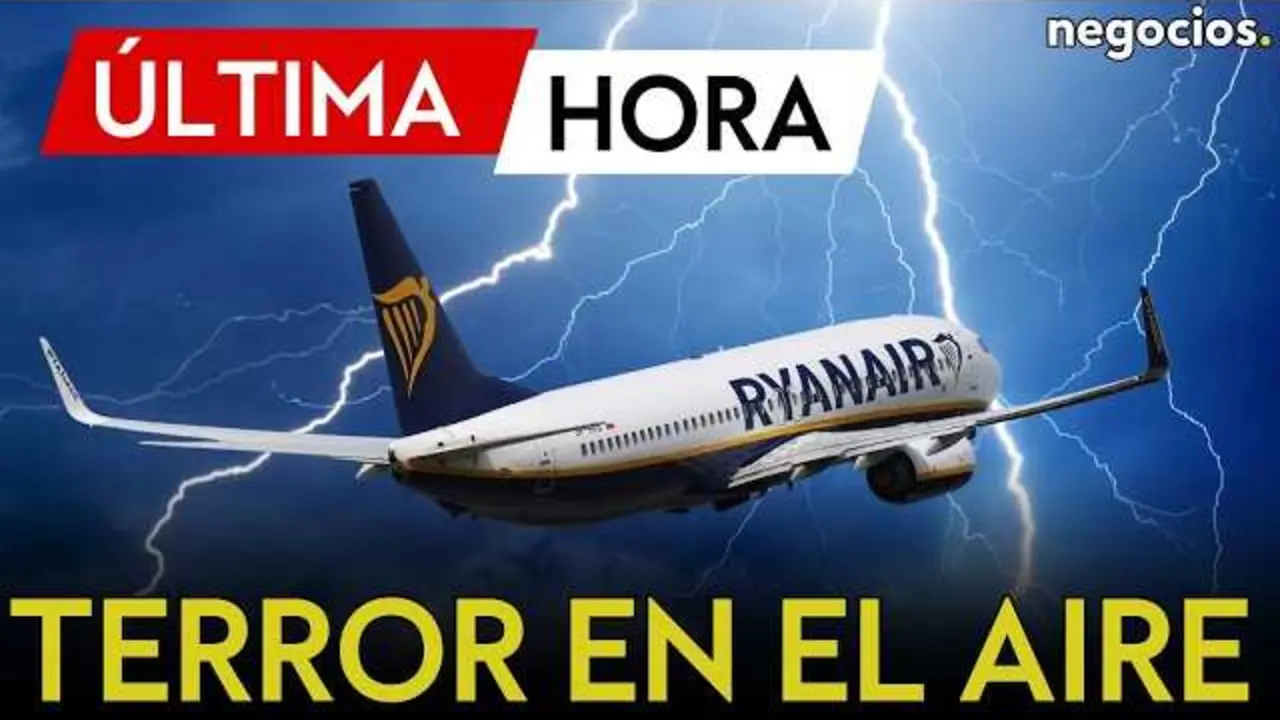 Imagen de la aeronave afectada de Ryanair con la ventanilla da&ntilde;ada tras la descompresi&oacute;n en vuelo.<br>                        <br>                        <br>                        <br>                      