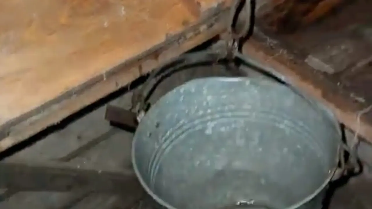 El cubo de agua para sacar algo del pozo en pleno bombardeo de drones