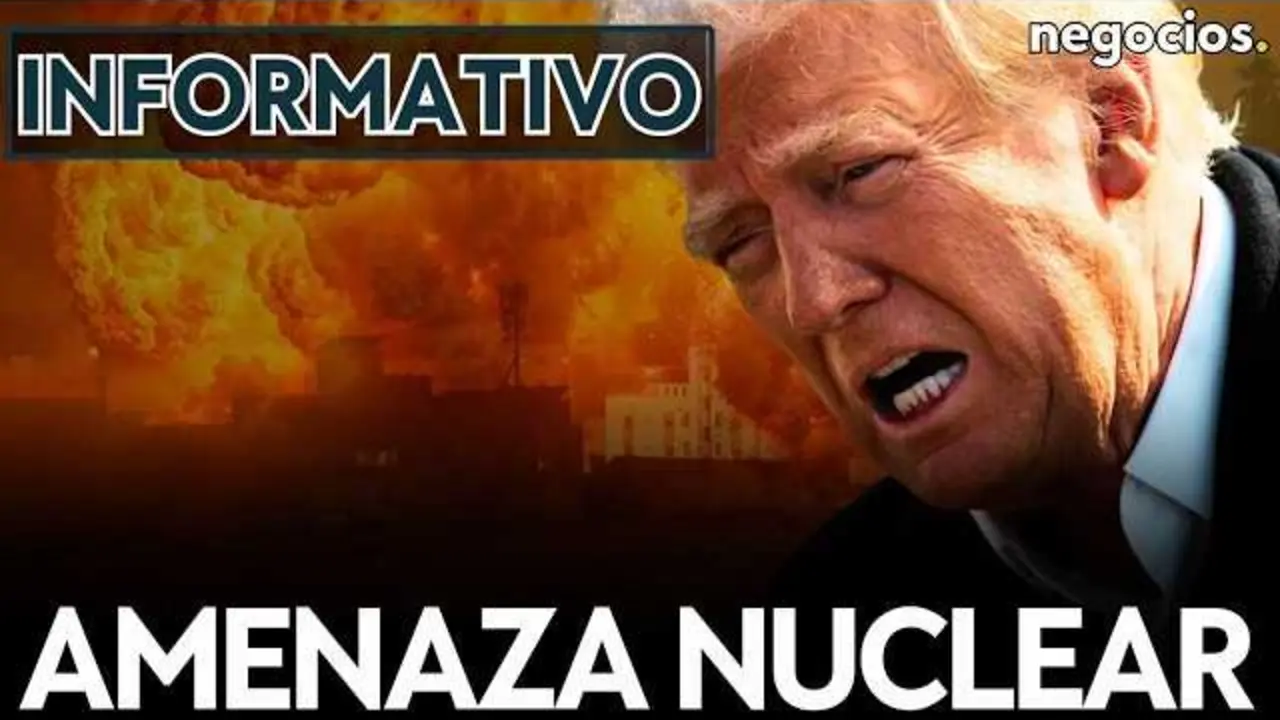 Trump observa un mapa del estrecho de Ormuz, clave en la disputa con Ir&aacute;n, con banderas de Estados Unidos e Ir&aacute;n al fondo.<br>                        <br>                        <br>                        <br>                      