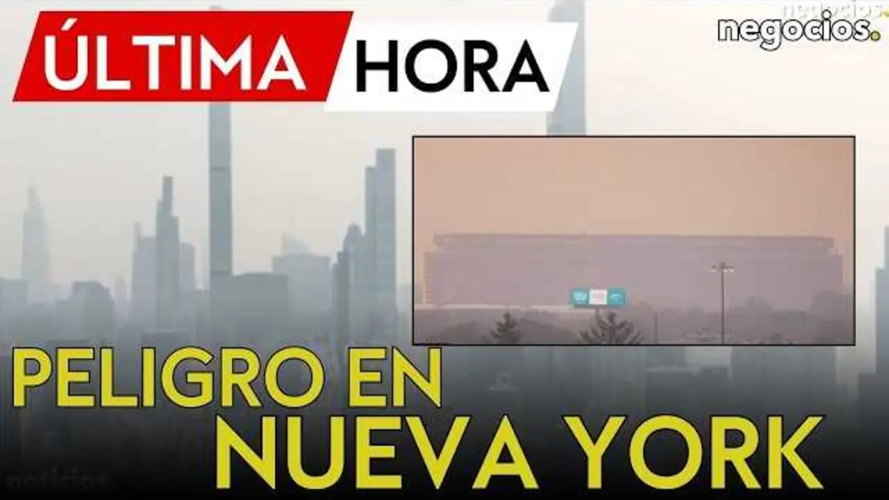 Vista a&eacute;rea del MetLife Stadium con humo denso en el horizonte, reflejando la crisis ambiental que afecta la final del Mundial.<br>                        <br>                        <br>                        <br>                      