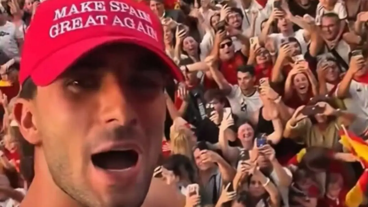 Ferr&aacute;n Torres con la gorra que dice "Make Spain Great Again"