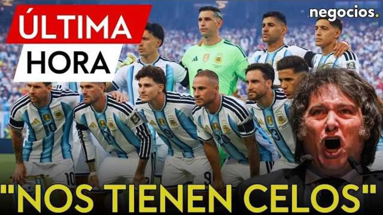 Javier Milei durante una conferencia, con im&aacute;genes alusivas a la selecci&oacute;n argentina de f&uacute;tbol y el Mundial 2026.<br>                        <br>                        <br>                        <br>                      