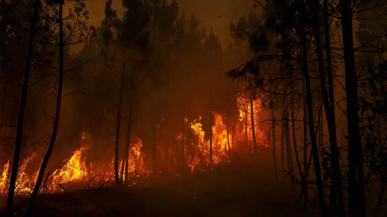 BOBORAS, SPAIN &ndash; JUNE 14, 2026: An active wildfire burns near Bobor&aacute;s in the northwestern Spanish region of Galicia on June 14, 2026. The regional government of Galicia activated a Level 2 emergency as firefighters continued efforts to contain the blaze amid concerns over its spread. Photo by Brais Lorenzo / JNA Press (Photo by Brais Lorenzo/JNA Press via Nexpher Images)