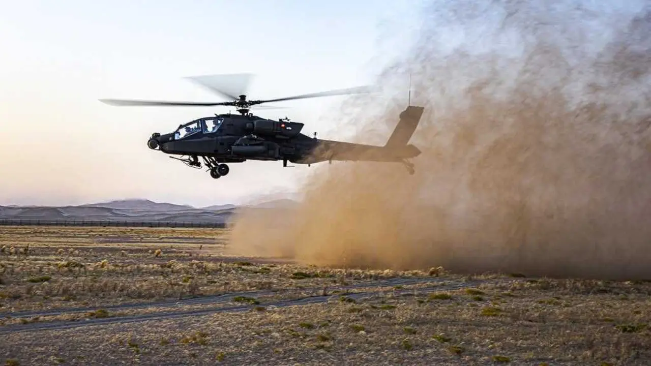 centcom - Un helic&oacute;ptero de ataque AH-64 Apache del Ej&eacute;rcito de EE. UU. despega en el Medio Oriente para un vuelo rutinario
