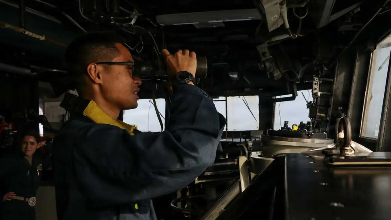 Un marinero estadounidense hace guardia a bordo del USS Frank E. Petersen Jr. (DDG 121) mientras el barco patrulla el mar Ar&aacute;bigo apoyando el bloqueo de Estados Unidos contra Ir&aacute;n. El CENTCOM ha redirigido 17 buques comerciales, ha desactivado 2 y ha abordado 2 para garantizar el cumplimiento.