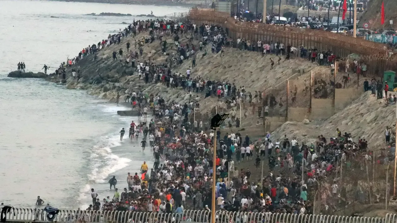 multitud-personas-concentran-parte-marroqui-playa-tarajal-intentar-acceder-ceuta_152