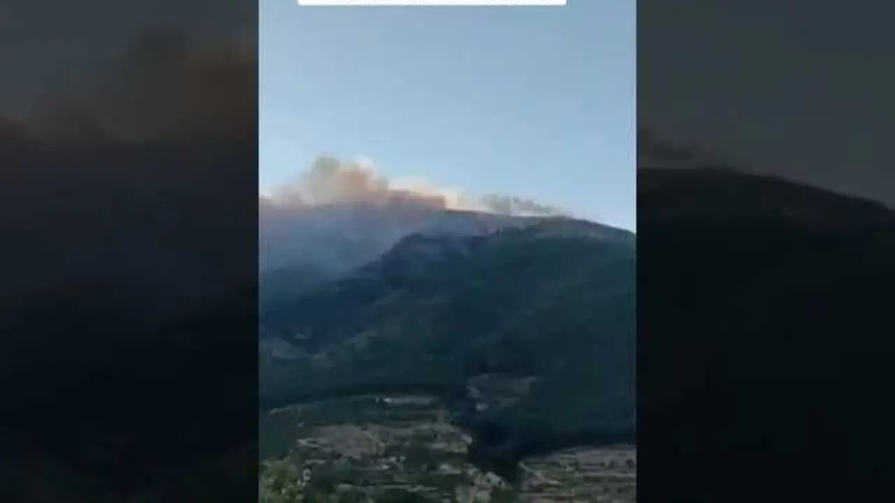 Trabajos de los equipos de emergencia en el incendio forestal de Tornavacas, mostrando el terreno afectado y el despliegue para controlar las llamas.<br>                        <br>                        <br>                        <br>                      