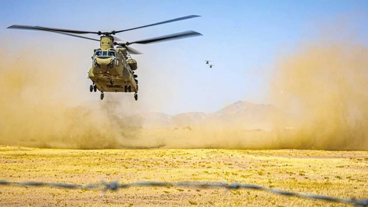 CENTCOM - Un helic&oacute;ptero CH-47 Chinook del Ej&eacute;rcito de EE. UU. se prepara para aterrizar en el Medio Oriente.