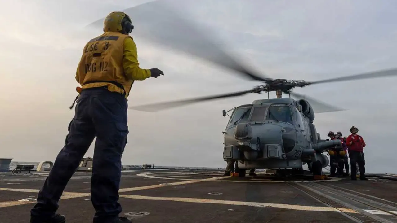 centcom Un helic&oacute;ptero MH-60R Sea Hawk de la Marina de EE.UU. se prepara para el vuelo a bordo del USS Michael Murphy (DDG 112) mientras el buque de guerra apoya el bloqueo de EE.UU. contra Ir&aacute;n navegando por aguas regionales.