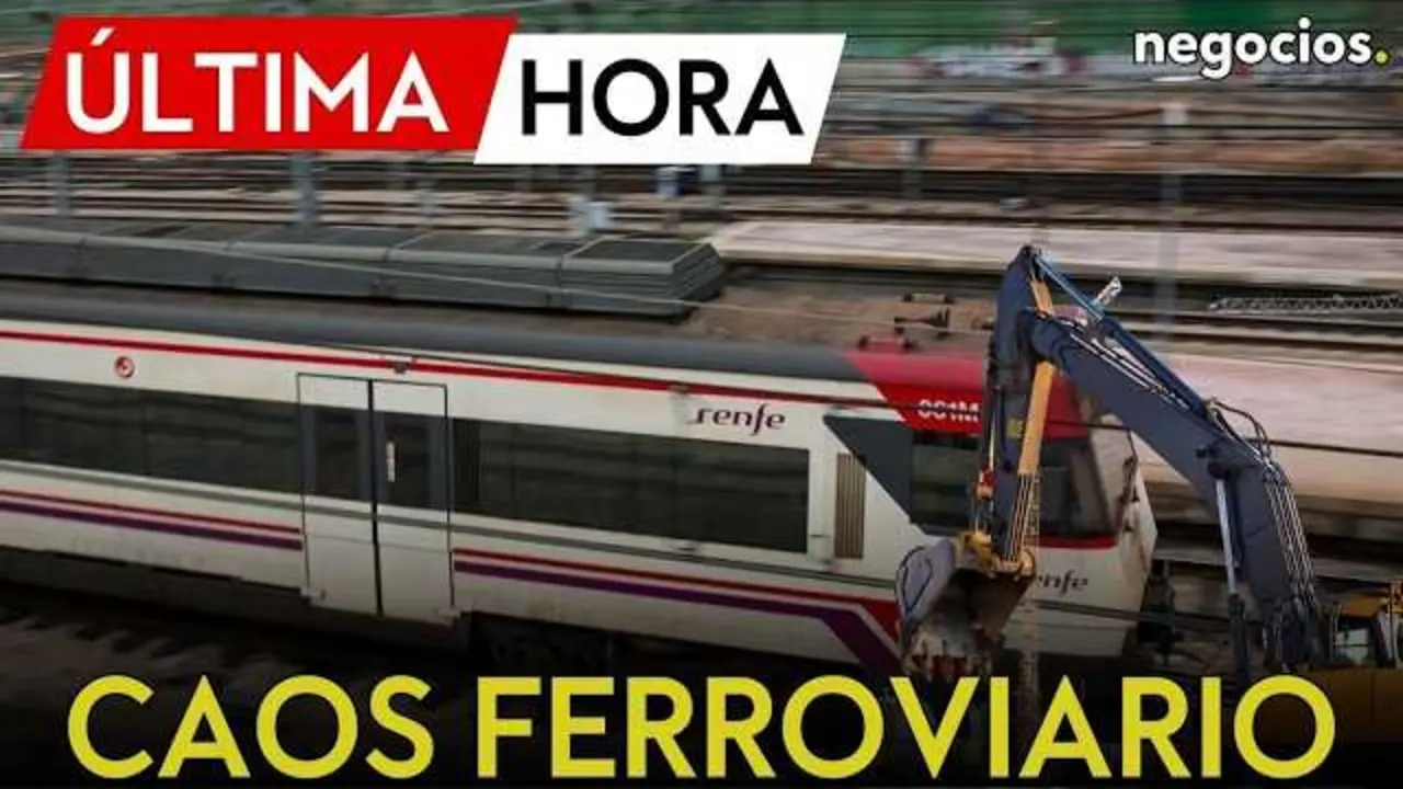 Vista exterior de un tren de alta velocidad detenido en una estaci&oacute;n de Madrid bajo cielo nublado, reflejando la paralizaci&oacute;n del servicio.<br>                        <br>                        <br>                        <br>                      