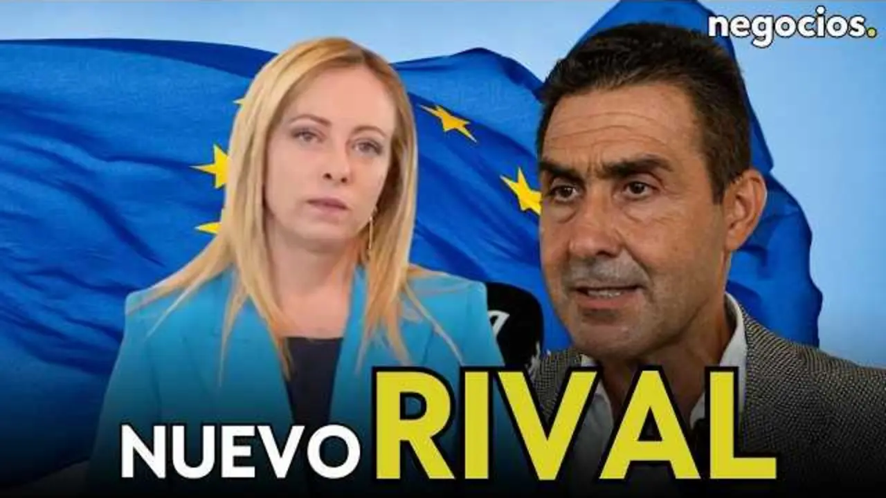 Roberto Vannacci en un mitin pol&iacute;tico junto a banderas italianas, en una imagen que representa la nueva fuerza emergente en la pol&iacute;tica de derecha italiana.<br>                        <br>                        <br>                        <br>                      
