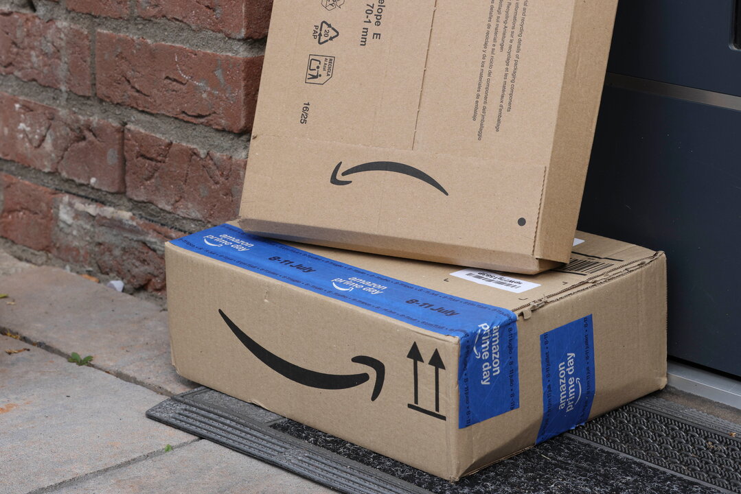 Zwei Pakete mit dem Logo von Amazon und dem Hinweis auf die Amazon prime days im Juli 2025 sind vor einer Haustür abgestellt am 26. Juni 2025 in Krefeld, Deutschland. (Foto von Oliver Kaelke/DeFodi Images)  +++  .. Two packages with the Amazon logo and a reference to the Amazon Prime Days in July 2025 are left in front of a door on June 26, 2025 in Krefeld, Germany. (Photo by Oliver Kaelke/DeFodi Images)