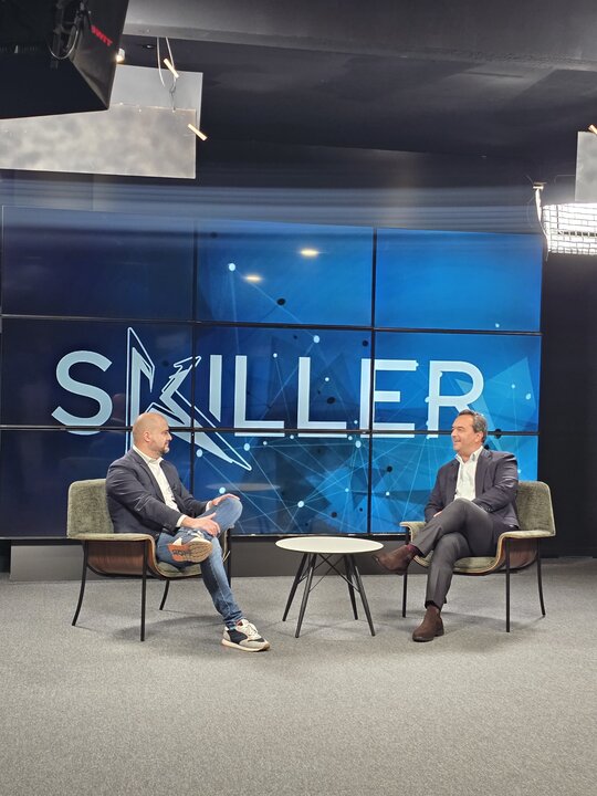 Pantallas digitales y publicidad exterior en espacios urbanos, reflejando la integración de tecnología en el marketing exterior.