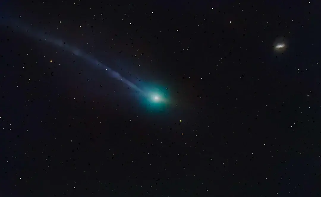 La imagen capturada el 2025-11-16 entre las 11:53:50~12:23:20 (UTC) muestra tres chorros separados de cola iónica, ¿y una anticola? ¿O la cola de polvo?
Crédito: Satoru Murata