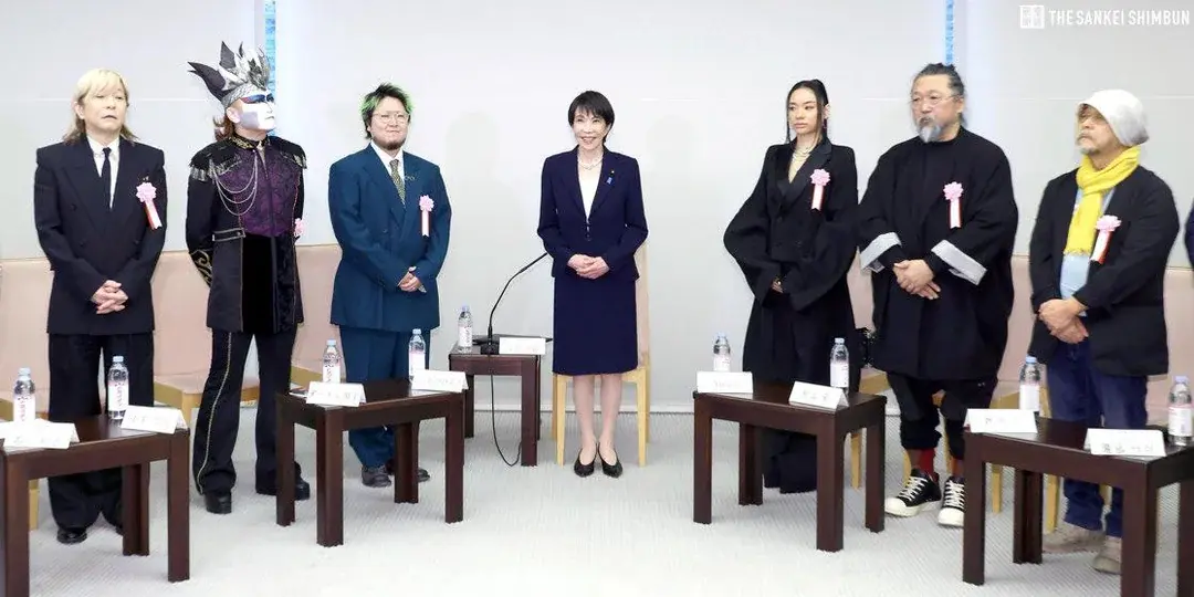 El Yomiuri Shimbun
La primera ministra Sanae Takaichi (centro) se reúne con representantes de la industria de contenidos.