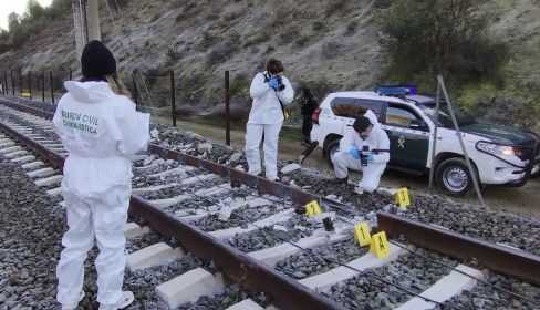 agentes-de-criminali-stica-de-al-guardia-civil-fotografian-la-rotura-de-la-vi-a_6_488x280