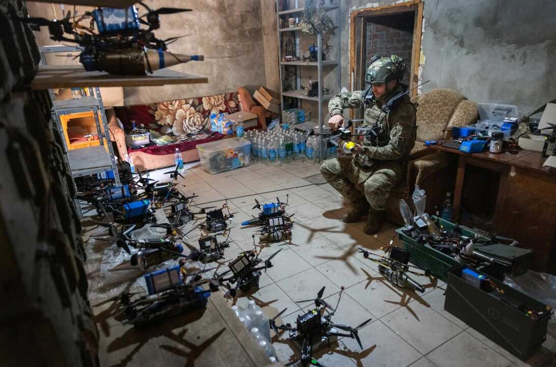 Ambos bandos emplean de forma masiva vehículos aéreos no tripulados tanto para misiones de ataque como de reconocimiento, saturando las defensas enemigas y buscando debilitar infraestructuras estratégicas.