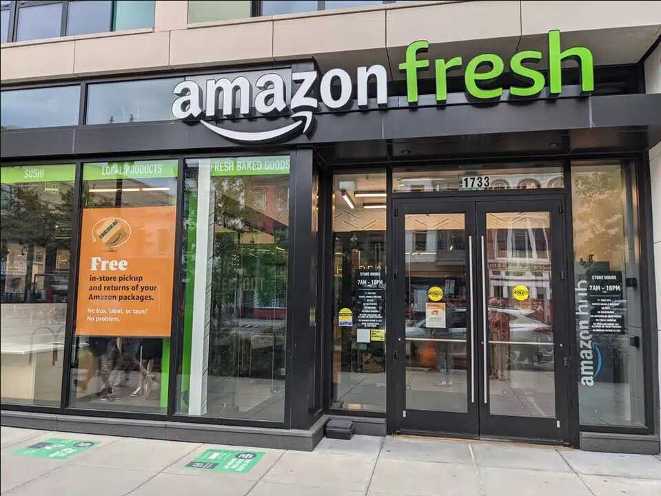 La multinacional estadounidense confirmó que procederá al cierre de sus formatos Amazon Go y Amazon Fresh