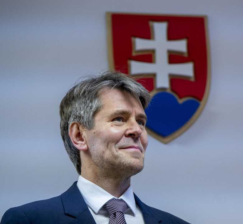 El Ministerio de Asuntos Exteriores de Eslovaquia subrayó en un comunicado oficial que la Carta de la ONU sigue siendo el ​documento central que regula la coexistencia pacífica de los Estados y que cualquier iniciativa paralela debe evaluarse con extrema cautela.